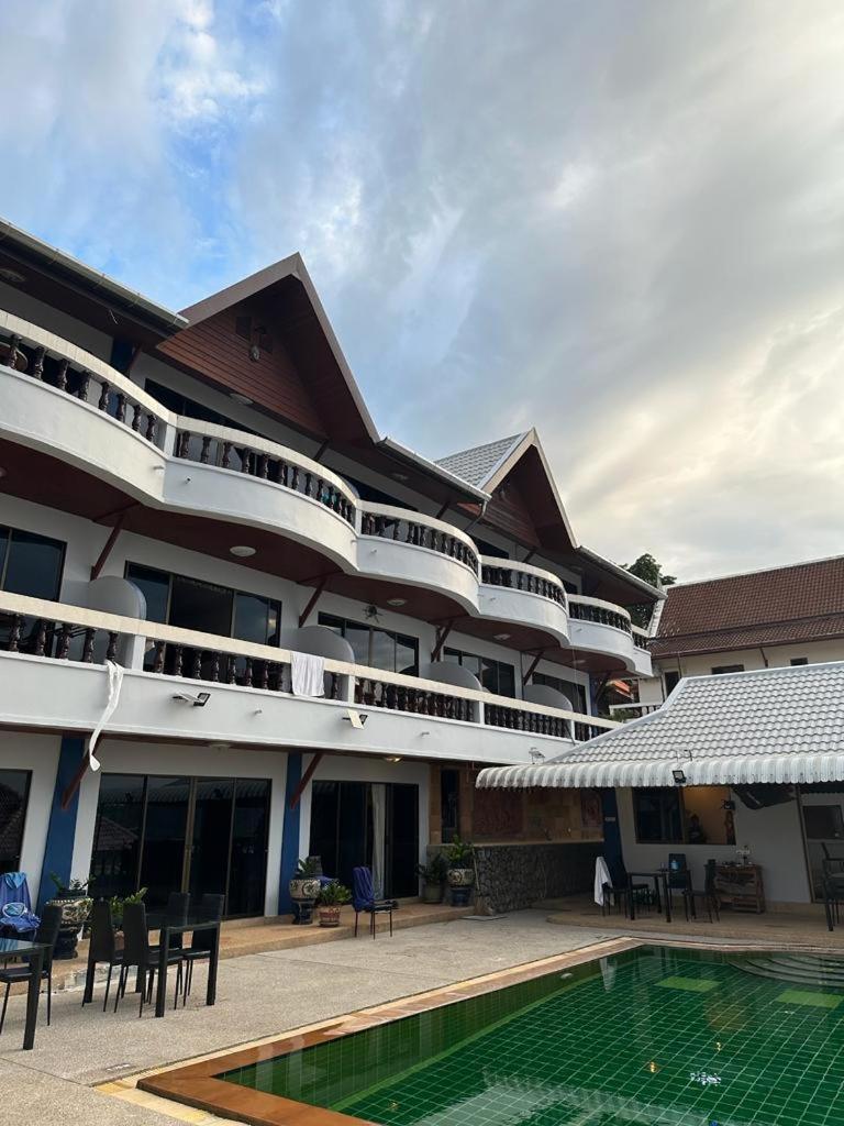 Aksarai Hotel Patong Exterior foto